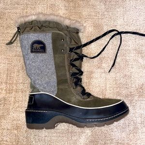 Sorel boots Joan or attic like, size 9, green and gray felting